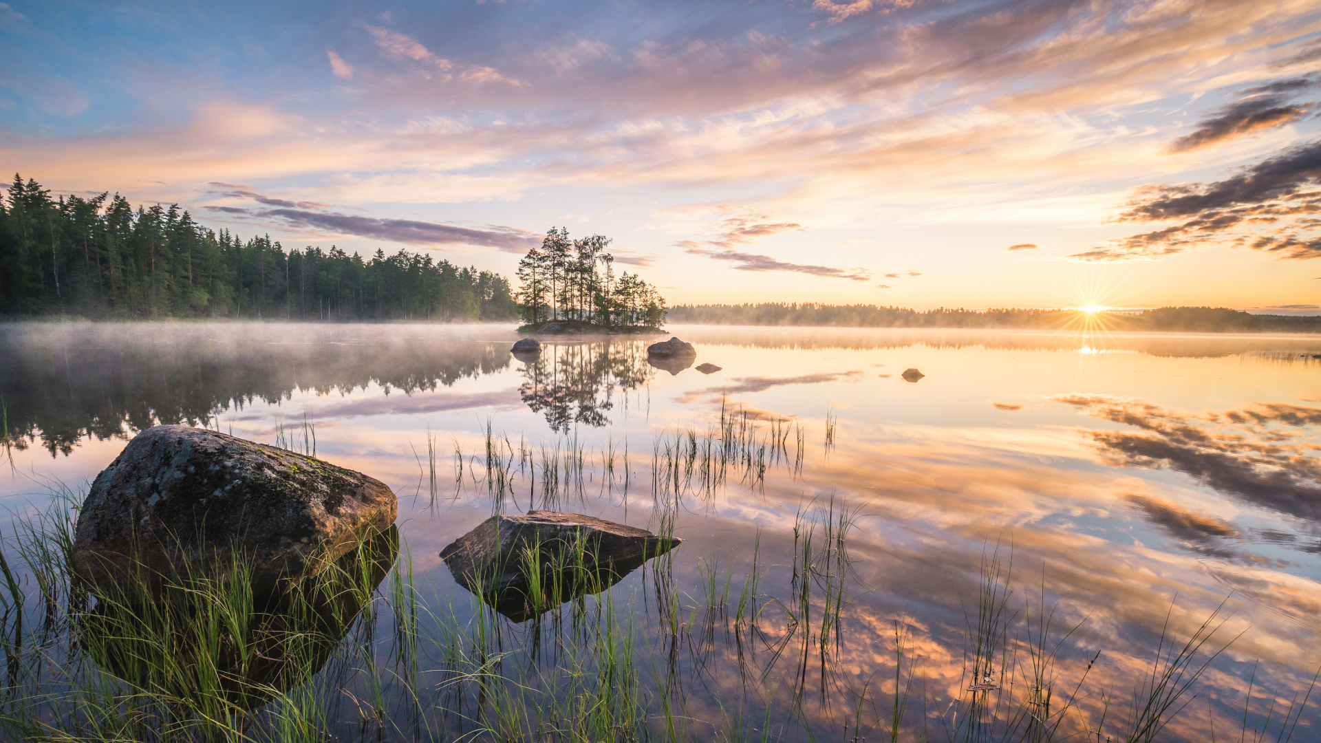 spegelblank sjö i kvällssol